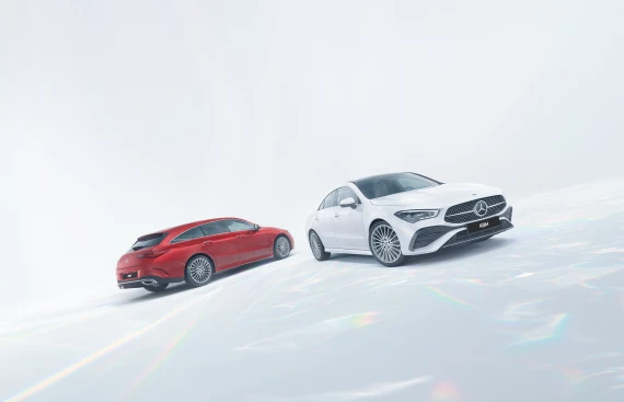 Mercedes-Benz CLA, weißes Coupé vorn und roter Shooting Brake hinten, in einem minimalistischen, lichtdurchfluteten Studio.